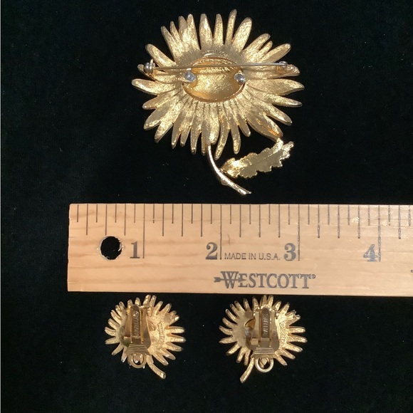 Vintage-"Sassy" Daisy Brooch & Earrings -EUC - Picture 3 of 4